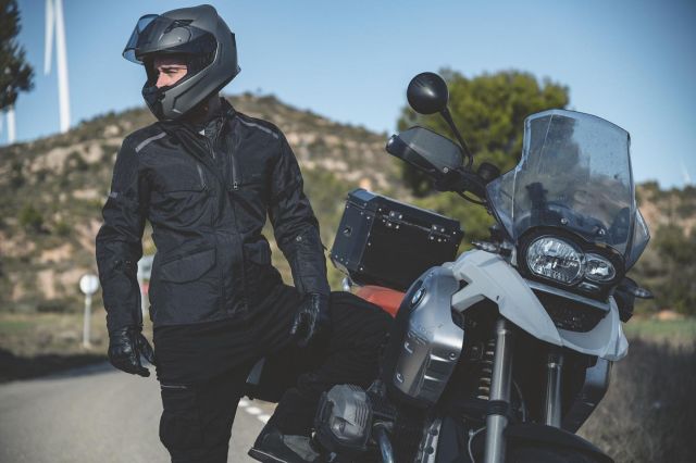One MC jacket for all weather conditions. This 2-in-1 , waterproof motorcycle jacket from @officialcourse will become your best travel companion, reliable on sunny and rainy days. Get yours today! 🔗Link in bio 

#2in1 
#course 
#XLMOTO 
#waterproof 
#mototrip