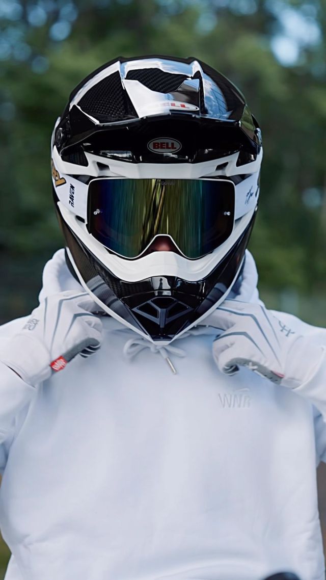Stand out with New @skoovby signature goggles!
Discover Edge Magnetic Signature Goggles from @ravensportsofficial 🔥🔥🔥🔥🔥🔥🔥🔥🔥

#ravensportsofficial 
#signatureseries 
#ProModel 
#BoldDesign 
#Goggles 
#WhiteandGold 
#24MX
#Reelsviral 
🔗Get yours NOW, link in bio