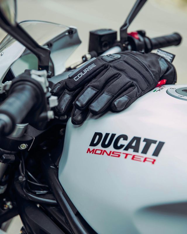 Course Beta Motorcycle Gloves. This gloves are designed to keep your hands dry and warm during your adventurous rides #course #coursegear #touringbike #ride
