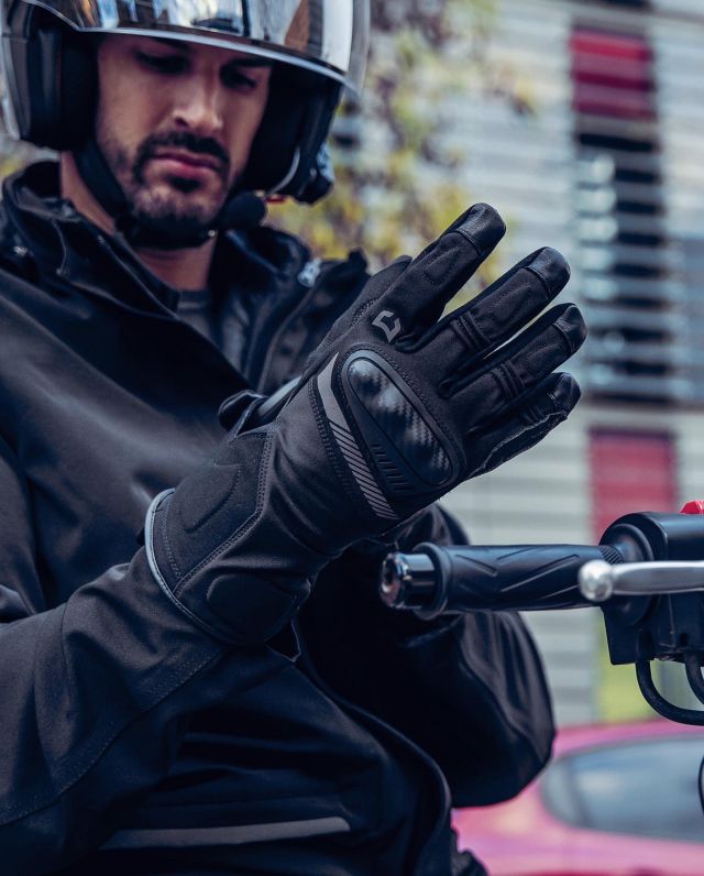 The Course Commuter glove is a waterproof glove with all the essential features needed for urban commuting. Soft padding is present around fingers, palms and wrists, and you have access to your mobile devices thanks to the touch screen friendly index fingers. 

#xlmoto #urbancruiser #course #city #scooter