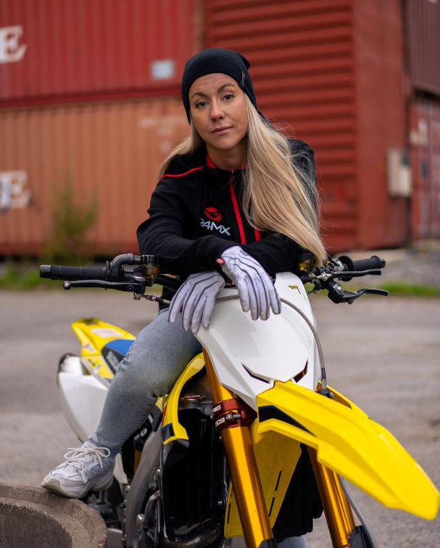This 24MX hoodie is the perfect garment for all your outdoor adventures, on your way to the track or on your way home from the track. 

#24MX #hoodie #lifestyle #attitude