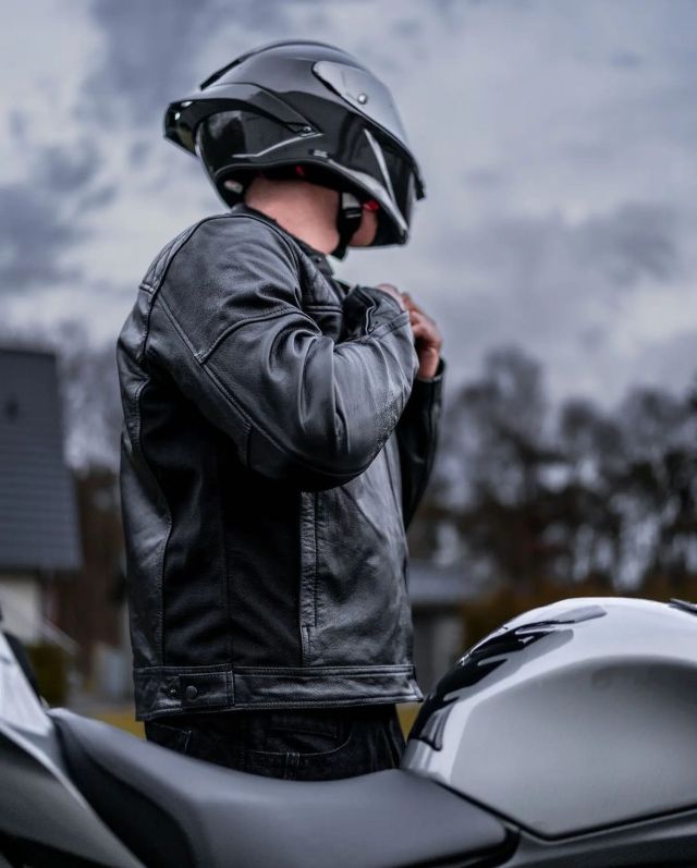 The Course Boomer Jacket is a timeless, classic design that has been updated with modern-day detailing for a sleek look and feel. With its minimalist style, the Boomer is great for riders who want a subtle statement on their ride.

📷| @m1ch3l_rr 
#coursekit #coursegear #XLMOTO