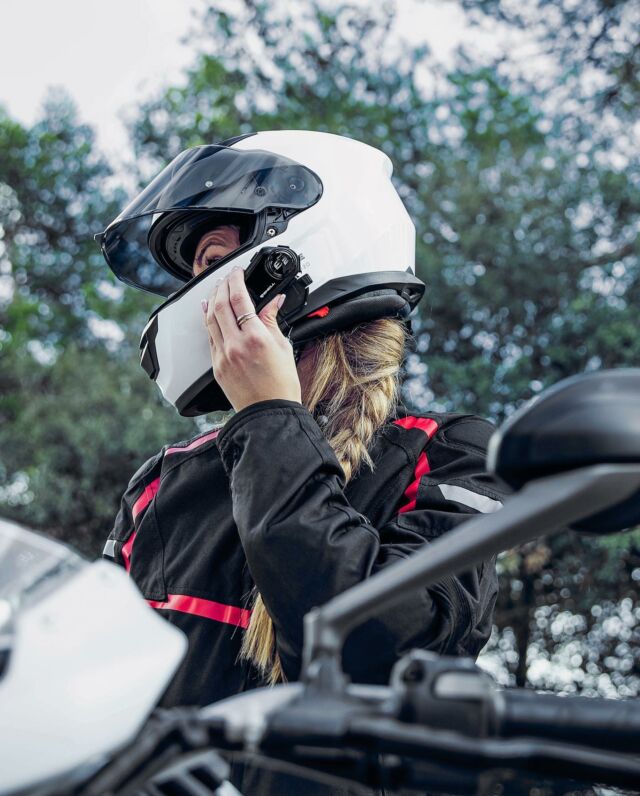 Rev up your riding experience with the Snell E-2 intercom! 🏍️🎧🤘 Stay connected to up to 4 of your buddies, share music, use voice commands, and listen to the radio - all wirelessly with Bluetooth technology. Plus, with easy EQ adjustments and a long-lasting battery, you can focus on the road and enjoy your ride like never before. Now on Sale!!! 

#SnellE2 #BluetoothIntercom #MotorcycleRiding #WirelessAudio #xlmoto