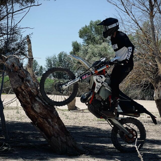 Having some fun 💥

📸 @lp_72 

#24MX #ravensports #livetheride #wheelies