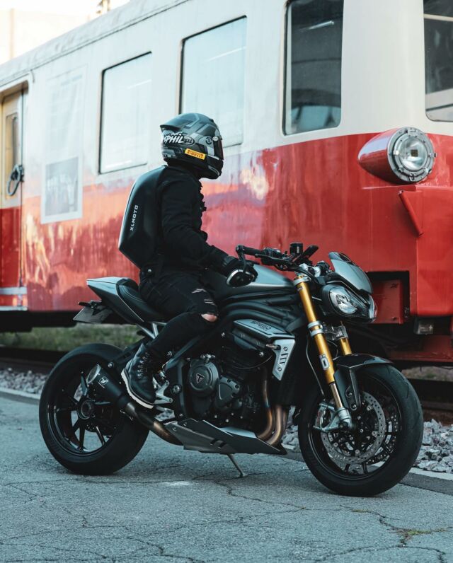 Backpack on, ready to hit the road ✊🏻
📷 @triumphil25 
#XLMOTO #saturday #Ride
