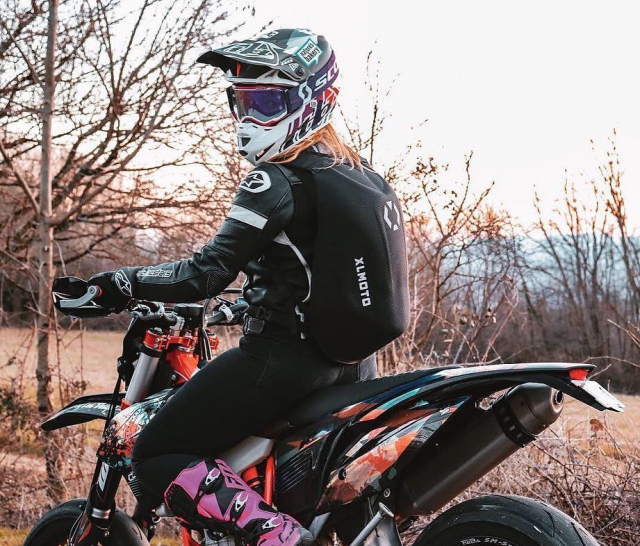 @ridebymargo ready for some braap! 💪🏼
.
.
Cred: @ridebymargo
#xlmoto #course #coursebackpack #slipstream #xlmotobackpack #motorcyclebackpack
#ktm #bikelife #motarde #girlsridetoo #450exc #girlsonbikes #supermotonation #race #mx #girlpower #rider #xlmotoreps